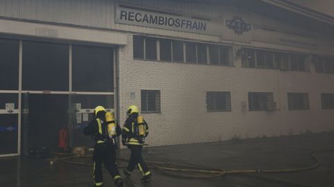 Los bomberos inspeccionan la nave menos daada de Fran
