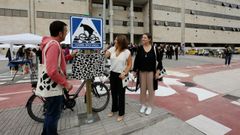 El concejal Xaqu�n Moreda y la vicerrectora del campus de Pontevedra, Eva Lantar�n, en el estreno del paso de vaca del carril bici del campus