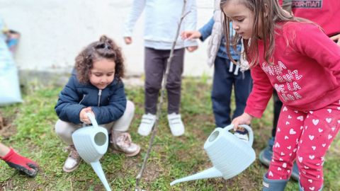 Os pequenos plantando