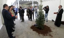 El p�rroco bendijo las instalaciones, observado por dirigentes pol�ticos y empresarios. 