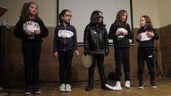 Un dos grupos participantes, con alumnas de Primaria do CEIP Nicol�s del R�o