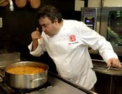 Campos controla todo el proceso de la cocina.
