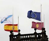 Todas las banderas del Obradoiro, en este caso las de la USC, muestran el luto de la ciudad.