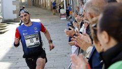 El viveirense Carlos Pernas, llegando a la meta en la Camovi 2025.
