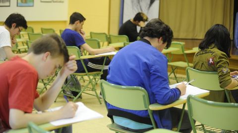 LA ESO EN UN EXAMEN. Alumnos de Lal�n haciendo el examen final de ESO en el 2017. La llamada rev�lida qued� sin valor, pero su impulso, Jos� Ignacio Wert, la present� como una prueba obligatoria para tener el t�tulo de secundaria
