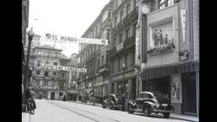 La calle Fruela durante la quincena comercial de 1956. Se aprecian en el suelo los ra�les del tranv�a