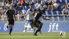 Naranjo encara a Alan�s con Carlos Hern�ndez atento a la jugada