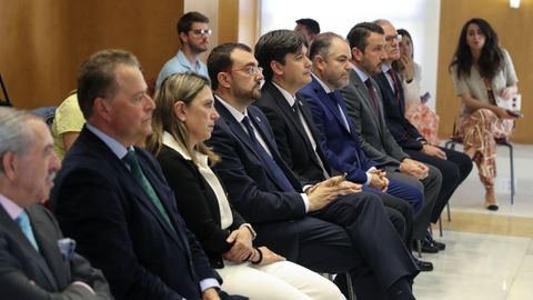 Adrin Barbn (4i), y representantes de la Federacin Asturiana de Empresarios (Fade), las Cmaras de Comercio de Oviedo, Gijn y Avils y la Asociacin Compromiso Asturias XXI, antes de la firma de un convenio de colaboracin para la puesta en marcha de la Oficina de Economa y Comercio de Asturias en Madrid