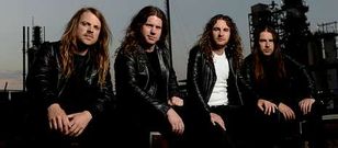 David Roads, segundo por la izquierda, es el guitarrista de los australianos Airbourne.