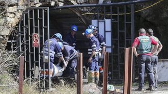  Investigadores y miembros de la brigada de salvamento minero este martes en el exterior de la mina de Cerredo