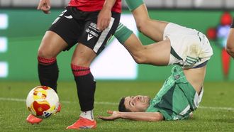 Álvaro peña por el suelo en una acción del Racing contra el Mérida. 