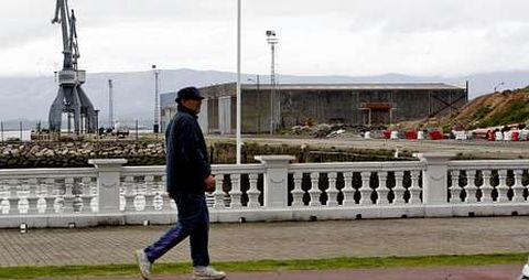 Los restos de dragados y las obras del ferrocarril ejercen un gran impacto visual, al hallarse entre la playa y el puerto deportivo.