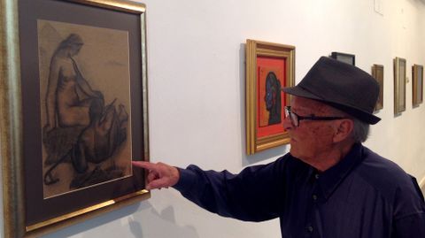 Alejandro Mieres se�ala un detalle de un dibujo de los a�os 50