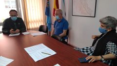 Vicente Rodr�guez Rivera (vocal), Juan Carlos Enr�quez (vicepresidente) y Pino (presidenta), ayer en el local vecinal.