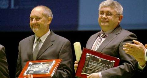 Couce Fraguela y Ram�n Loureiro, tras recoger su premio.