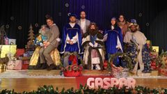 El alcalde, Esteban Ares, y las concejalas de Cultura, Silvia Agrafojo Filgueira, y de Deportes, Mariel Agrafojo Nieto recibieron a Sus Majestades en la casa de la cultura de Lousame