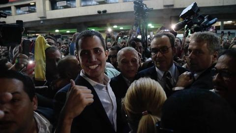Juan Guaid�, a su llegada al Aeropuerto Internacional de Maiquet�a Sim�n Bol�var