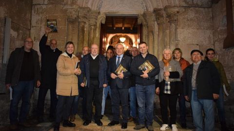 As autoridades posan coa «Guía do Románico da Ulloa» fronte á igrexa de San Cristovo.