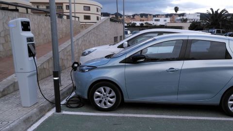 Un coche el�ctrico posto a recargar nun punto de subministro p�blico