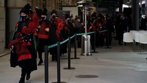 Gaiteiros en la estacin de Ourense a la llegada del AVE