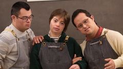 Samuel, Andrea y Mart�n ante el logotipo de su cafeter�a