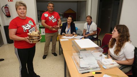 La comisin de fiestas de la Festa do Labrego llev el tracicional chorizo con pan de millo a las mesas electorales de la parroquia