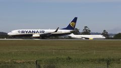 Una aeronave de Ryanair pasa ante otra de Vueling en la pista de Lavacolla, en foto de archivo