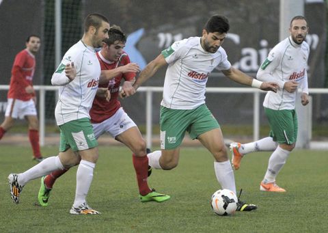 Jos� Luis Lamas Rucho, a la derecha, conduce el bal�n en un derbi ante el Estradense. 
