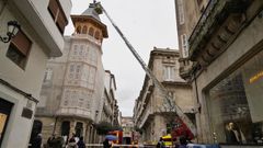 Los bomberos de Ourense acudieron al edificio de V�zquez-Gul�as, en la esquina del Paseo y Cardenal Quiroga