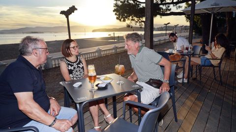 El chiringuito Chocolate, en Vilagarc�a, propone tardeos con�bebidas, algo de picoteo y m�sica. El encuadre habla por s� solo.