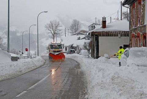 Un vecino del pueblo de Pajares (Asturias) trata de abrir con una pala el camino para sacar su vehiculo ante una camion que limpia la carretera. Asturias contin�a hoy en alerta roja por nevadas que podr�an alcanzar espesores de hasta 40 cent�metros en la Cordillera y Picos de Europa, de 30 en la suroccidental y de 16 en la central y valles mineros, informa la Agencia Estatal de Meteorolog�a (Aemet)
