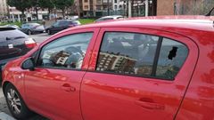 Un coche con cristales rotos en Teatinos