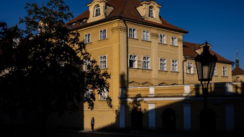 Una mujer posa para un fot�grafo a primera hora de la ma�ana en Praga (Rep�blica Checa).