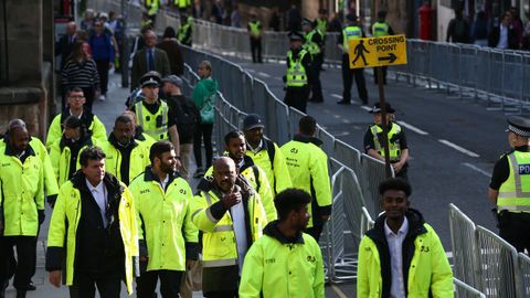 Polica y personal de seguridad preparan la llegada del cortejo fnebre a Edimburgo