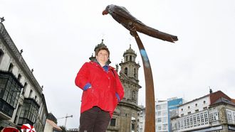 Viviana Ara�jo, en una imagen del 2010, junto a la escultura del Loro Ravachol