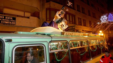 Los autobuses antiguos son una se�a de identidad de la cabalgata de A Estrada.