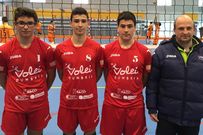 Alguno de los jugadores seleccionados y el t�cnico Gurutz Larra�aga
