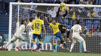&Aacute;lvaro Ferllo ataja un bal&oacute;n durante el Las Palmas-D&eacute;por.