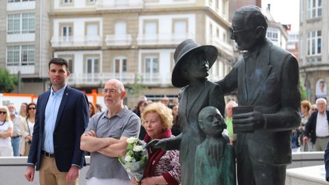 O alcalde esrtradense, o presidente da Fundaci�n Castelao e Noni Ara�jo, amiga persoal de Virxinia Pereira, coa escultura de Virxinia, Castelao e o seu fillo  Pachucho 