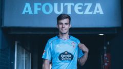 Aleix Febas ya posa con la camiseta del Celta