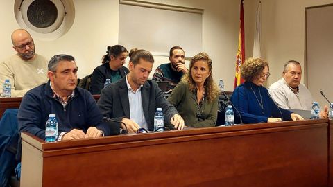 Sergio García, el segundo por la izquierda, sentado en primera fila junto a los otros cuatro concejales que iban en la candidatura popular.