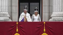 Carlos III y Camila en el balc�n del palacio de Buckingham  tras su coronaci�n 