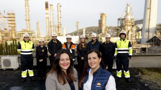 Alba Souto y Noem Candal, con el profesor Javier Valle y los alumnos de 2.? de Qumica Industrial en la refinera Repsol de A Corua.