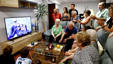 La abuela de la piragista Carolina Garca ve con vecinas de Mourente la final de su nieta en los Juegos Olmpicos de Pars.