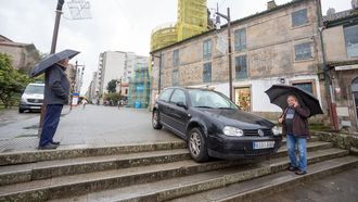 Ivan Filipov, junto a su coche, tras quedar atascado en las escaleras de A Ferrer�a