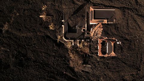 17 de diciembre. Vista area de una casa rodeada por la lava del volcn Cumbre Vieja en una zona de exclusin en Las Manchas