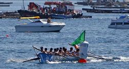 La trainera de Chapela cerr� ayer la champa de honor.