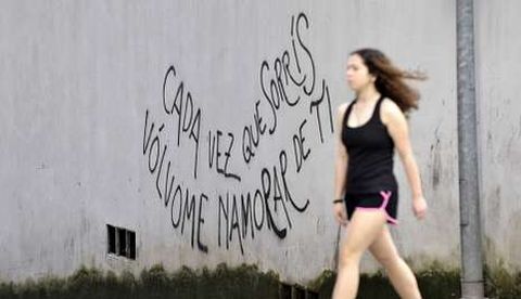 El amor, en forma de frases de pura poes�a, salpica en primavera las calles de Lal�n.