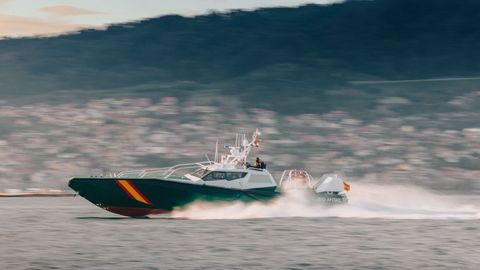 La patrullera de Aister, de 18 metros de eslora, realizando pruebas en la ría de Vigo.