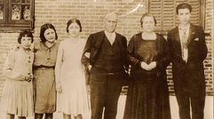 Francisco Largo Caballero, en una foto tomada en Madrid, con su mujer Concepci�n Calvo y sus hijos Concepci�n, Francisco, Isabel y Carmen